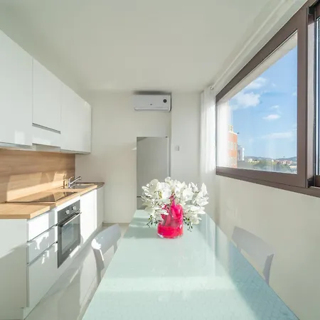 Sea View Escape Waterfront Apartament
