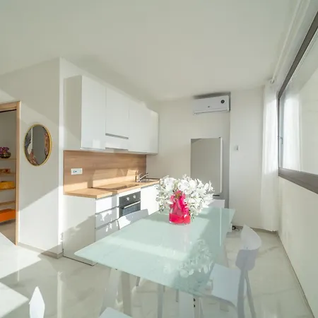 Sea View Escape Waterfront Apartament